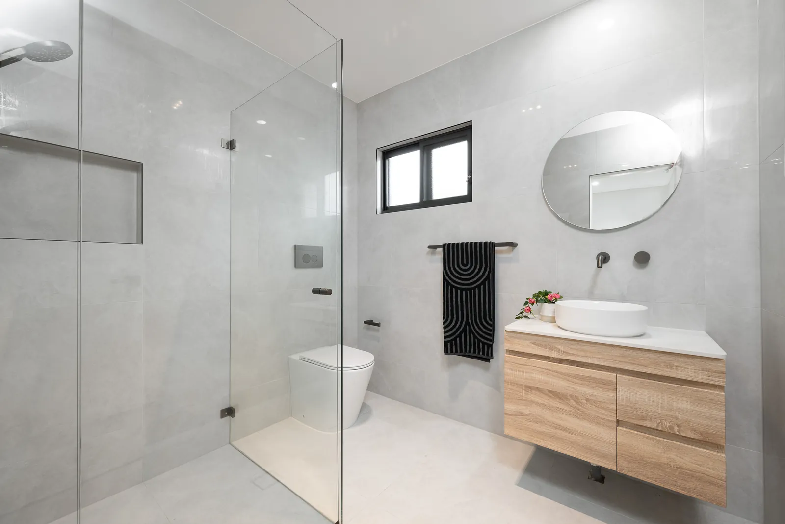 Linda Street — ensuite bathroom